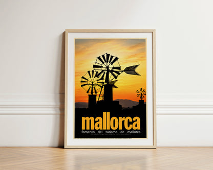 Molinos y sol poniente, Pla de Mallorca, 1998. [Fomento del Turismo].